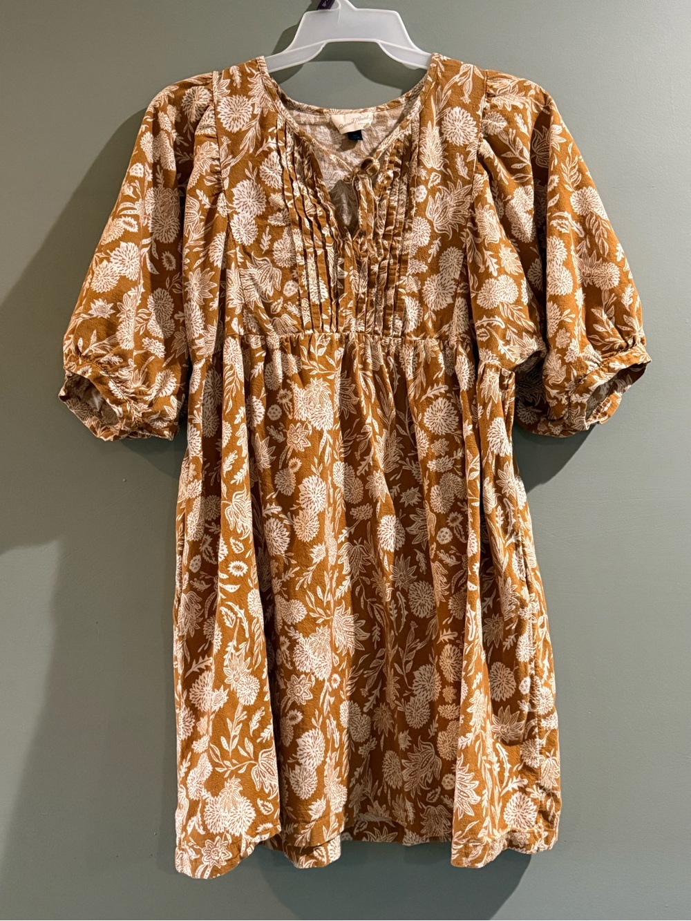 Universal Thread Women’s Floral Puff-Sleeve Dress in Gold and Cream